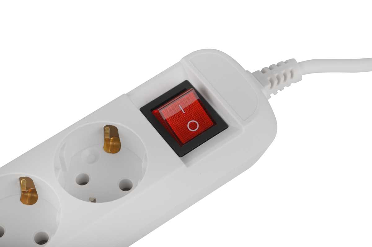 фото удлинитель электрический эра udl-10-315-es greenline 3 розетки с заземлением с выключателем 1,5м пвс 3x0.75мм2 б0065051 | 220svet.ru